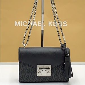 MICHAEL KORS ROSE SMALL XBODY
BLACK SIGNATURE COLOR